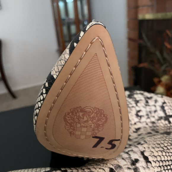 VINCE CAMUTO.  BOOTS - Picture 7 of 8